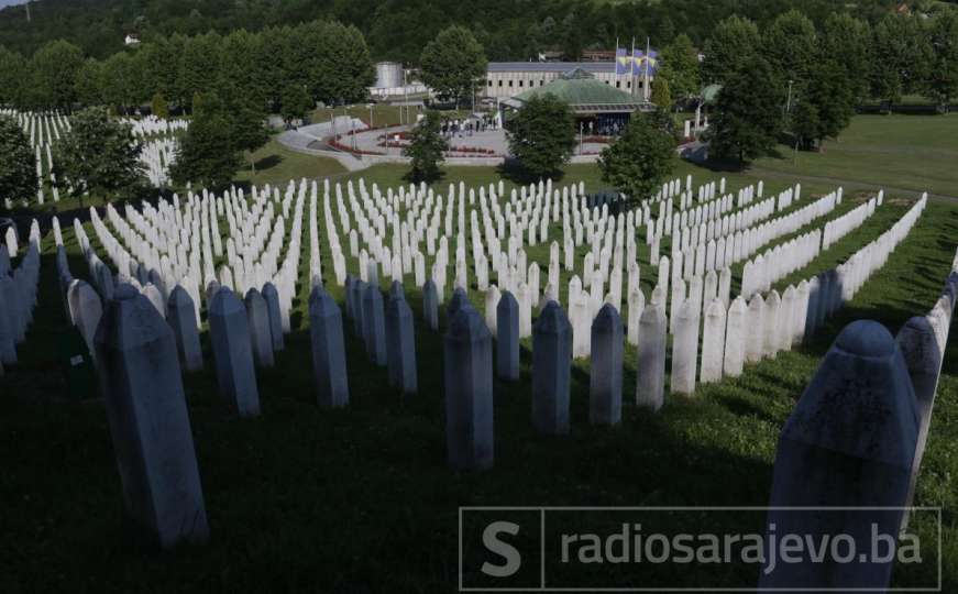 Ostala je tišina i bijeli nišani u Srebrenici kao svjedoci jednog vremena i genocida